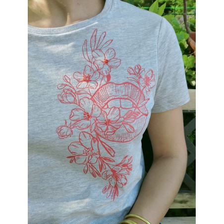 T-shirt "Bouche Fleurie" sérigraphié rouge et gris.