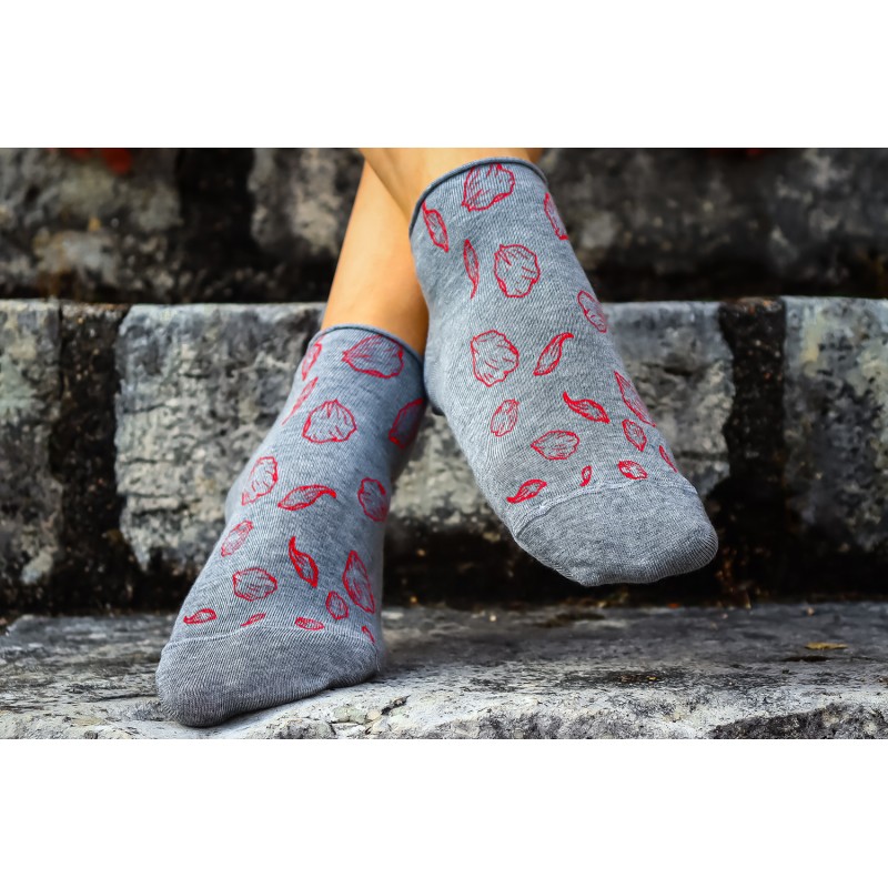 Chaussettes sérigraphiées-main motif "Pétales" rouge sur gris